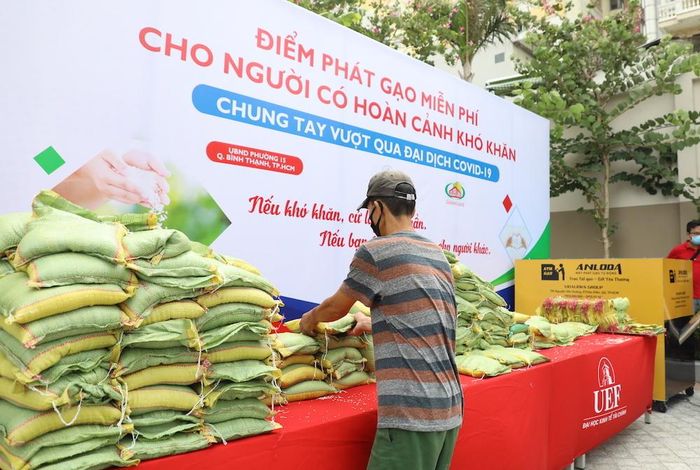 Điểm phát gạo đặt trong trường, tại số 141 – 145 Điện Biên Phủ, Phường 15, Quận Bình Thạnh, TP.HCM.