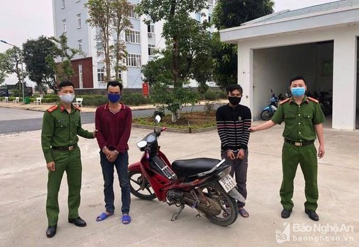 Hai đối tượng cùng tang vật tại cơ quan điều tra. Ảnh: An Bình