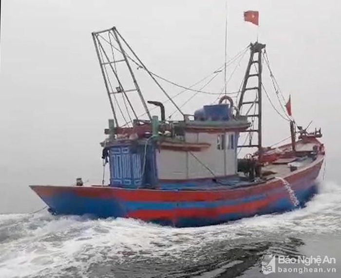 Tàu cá bỏ chạy khi phát hiện lực lượng chức năng. Ảnh: Anh Bách