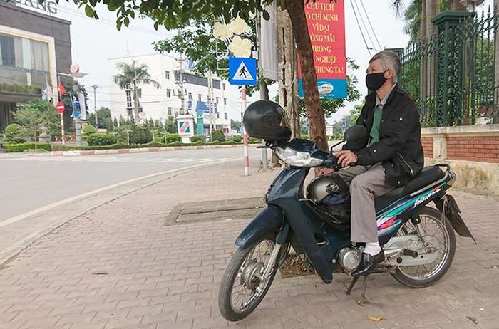 Ông Toàn chờ khách đi xe ôm tại khu vực khách sạn Mường Thanh.