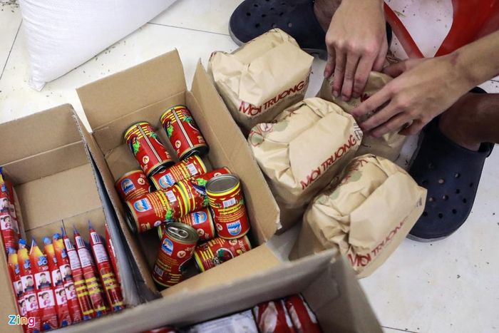 Mỗi gói thực phẩm bao gồm từ 2-3 kg gạo, 2-4 gói mỳ tôm, một phần cá đóng hộp, một gói xúc xích. Ngoài ra, có những thời điểm, mỗi phần quà có thêm hai quả trứng, khoảng 0,3 kg lạc và các loại rau củ khác. Giá trị mỗi gói quà khoảng 50.000 đồng.