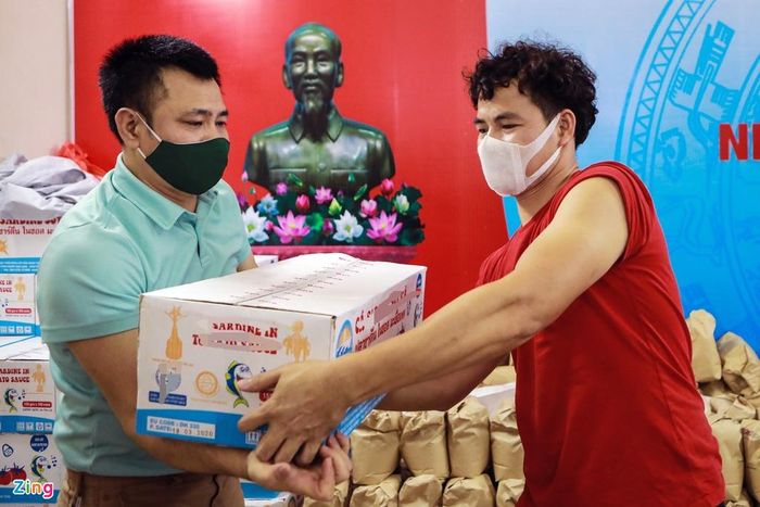 Hai nghệ sĩ Xuân Bắc, Tự Long cùng một số diễn viên trẻ Phan Thắng, Lương Thanh,... đã có mặt, tận tay vận chuyển, đóng gói từng phần quà để gửi đến người nghèo.