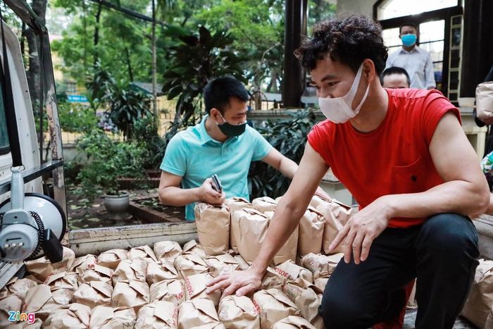 Hàng ngày, đại diện các phường (Mặt trận Tổ quốc, Đoàn Thanh niên, Chữ thập đỏ, Cảnh sát...) sẽ đến Tổng kho chương trình để nhận những gói thực phẩm về trao tận tay cho các đối tượng khó khăn do ảnh hưởng của dịch Covid-19. 150 phần quà được các nghệ sĩ đóng gói trong chiều 17/4.
