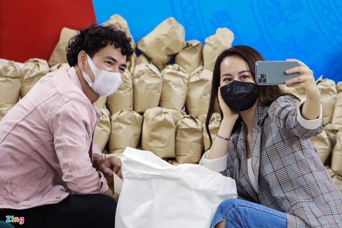 Xuân Bắc ghi lại hình ảnh xuyên suốt buổi làm việc để đăng tải lên trang cá nhân, nhằm kêu gọi sự sẻ của cộng đồng với những mảnh đời khó khăn trong mùa dịch.