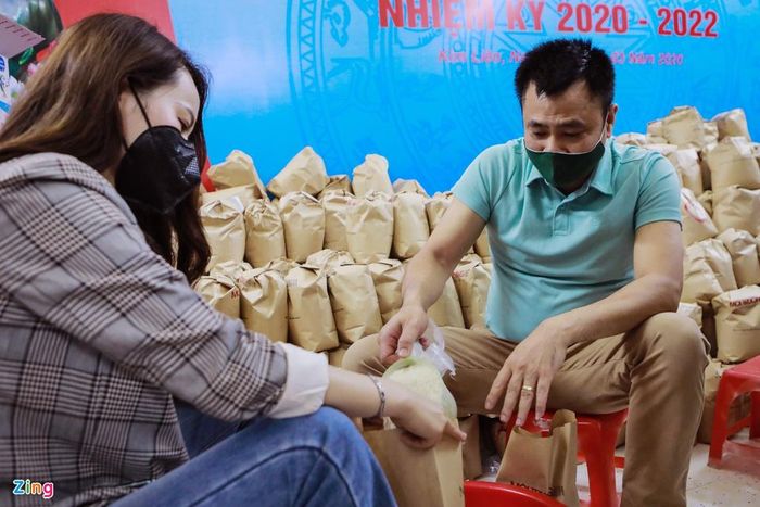 Còn nghệ sĩ Tự Long cho rằng "một miếng khi đói bằng một gói khi no", chương trình giải quyết vấn đề cần trước mắt của người dân. "Tôi đóng gạo cả chiều không hề thấy vất vả mà chỉ lo lắng. Tôi lo rằng gói hết quà hôm nay mai không còn gạo để tặng người nghèo. Mong rằng nhiều nhà hảo tâm cùng chung tay giúp đỡ để mọi người vượt qua bệnh dịch".