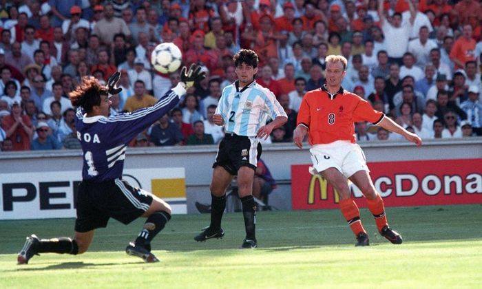  Siêu phẩm ghi vào lưới Argentina ở tứ kết World Cup 1998 được miêu tả là "bàn thắng hoàn hảo" của Dennis Bergkamp. 