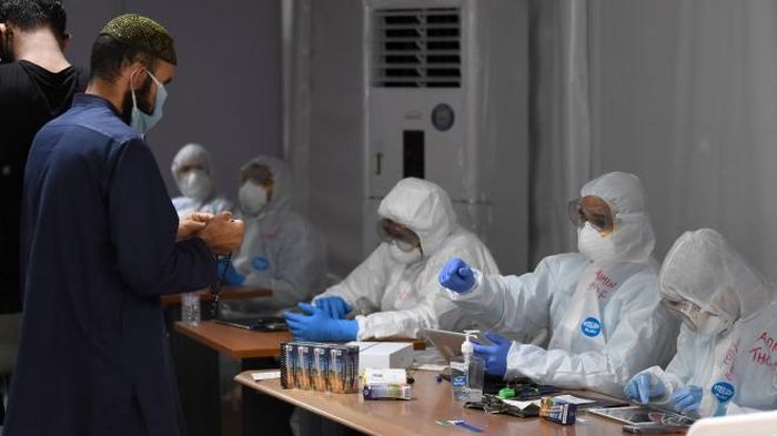 Nhân viên y tế lấy mẫu xét nghiệm COVID-19 tại Dubai, UAE ngày 15/4/2020. Ảnh: AFP/TTXVN