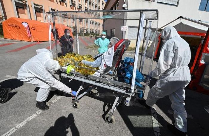 Nhân viên y tế chuyển bệnh nhân nhiễm COVID-19 tại bệnh viện ở Marseille, Pháp, ngày 14/4/2020. Ảnh: AFP/TTXVN