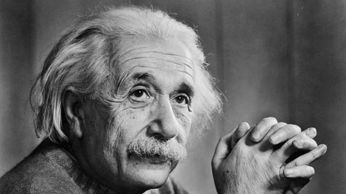Albert Einstein (1879 - 1955) là nhà vật lý lý thuyết người Đức, ông đã phát triển thuyết tương đối tổng quát, một trong 2 trụ cột của vật lý hiện đại (trụ cột kia là cơ học lượng tử)