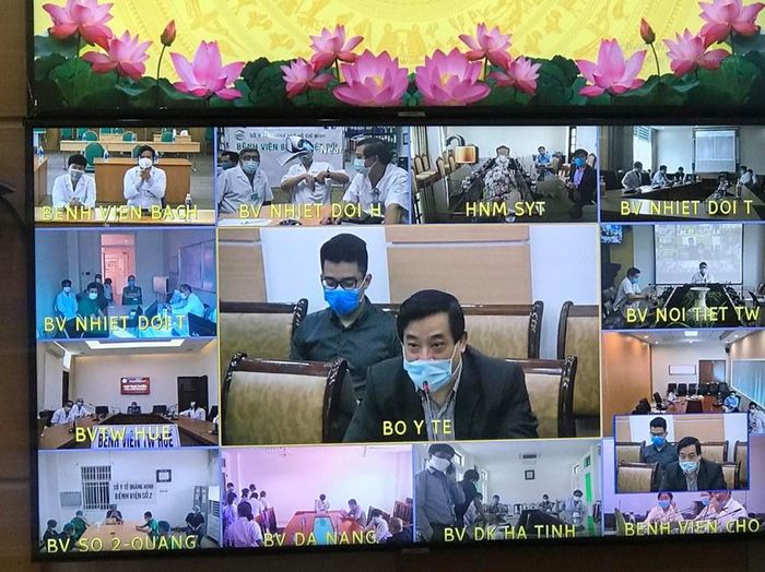  PGS.TS Lương Ngọc Khuê, Phó Trưởng Tiểu ban Điều trị, Ban Chỉ đạo quốc gia phòng chống dịch bệnh COVID-19 hội chẩn trực tuyến với các bệnh viện. 