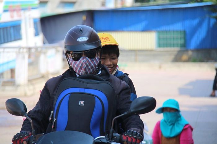 Sau 15 ngày cách ly, nhiều người vui mừng vì được vào đất liền thăm người thân. Ảnh: Nguyễn Ngọc