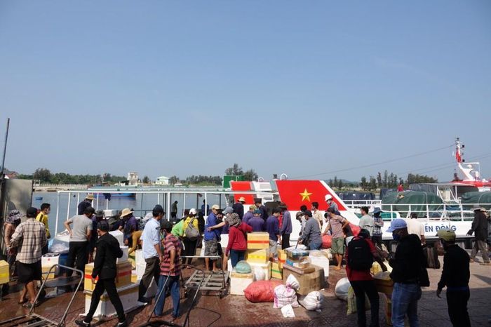 Việc ra vào đảo Lý Sơn đã trở lại bình thường. Ảnh: Nguyễn Ngọc