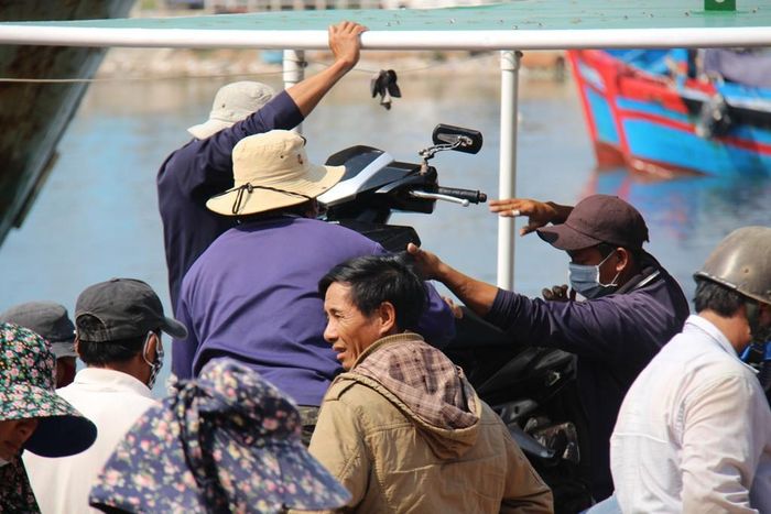 Hành khách những ngày đầu chủ yếu vẫn là người dân Lý Sơn ra vào đất liền để giải quyết những việc cần kíp - ảnh Nguyễn Ngọc
