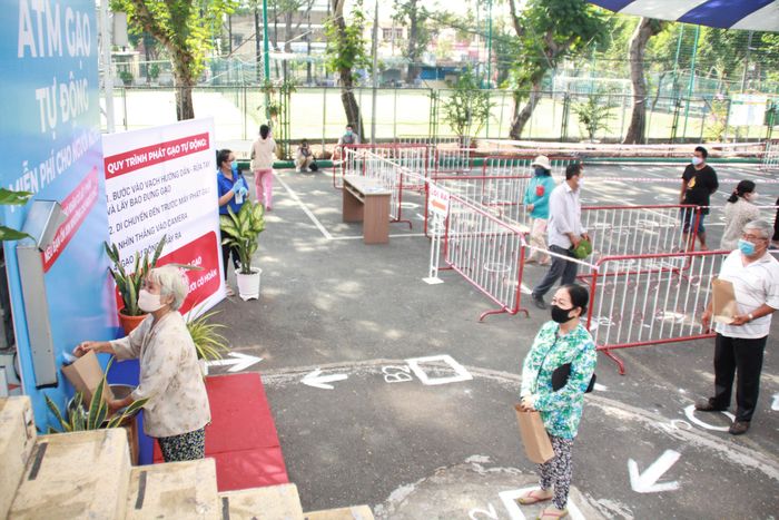 Điểm tặng gạo này nằm trong khuôn viên Nhà thiếu nhi Quận Thủ Đức (281 Võ Văn Ngân, Quận Thủ Đức, TPHCM)