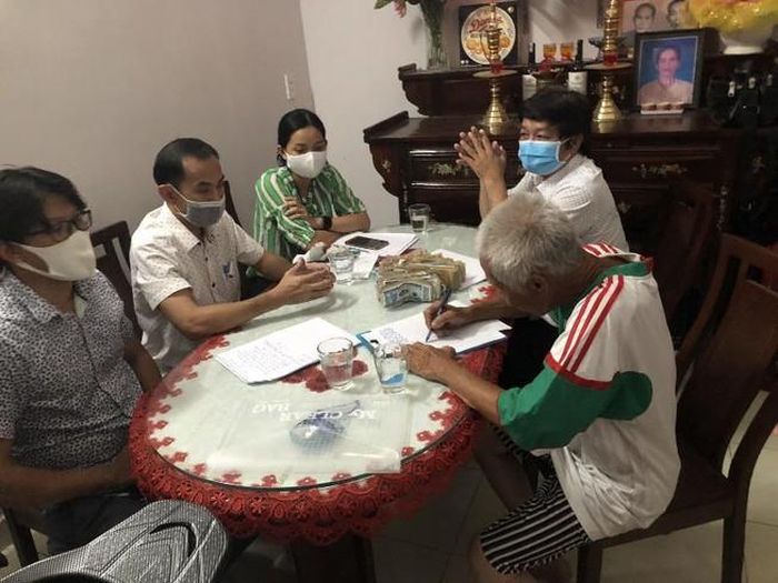 Chính quyền địa phương xuống trao trả số tiền hơn 54 triệu cho cụ ông có 12 chứng minh thư, thẻ căn cước.