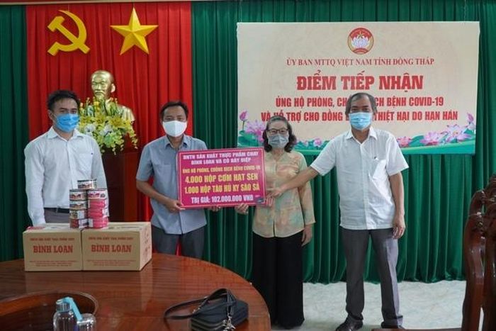 Doanh nghiệp Tư nhân Sản xuất thực phẩm chay Bình Loan và cô Bảy Điệp ủng hộ hiện vật hỗ trợ các lực lượng tham gia công tác phòng, chống dịch Covid-19
