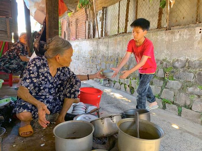 Bà Nguyễn Thị Bích bán đồ ăn sáng trong hẻm 300 Hùng Vương đã gần 4 thập kỷ. Ảnh: P.L