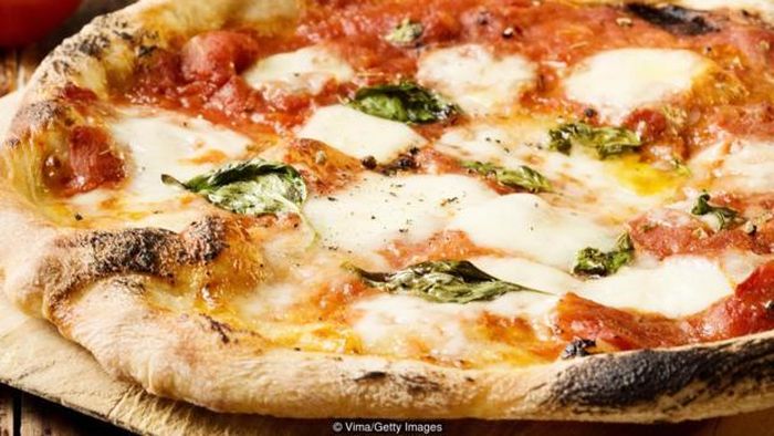 Bánh pizza Margherita được phát minh vào năm 1889 để vinh danh chuyến thăm của Nữ hoàng Margherita di Savoia tới Napoli