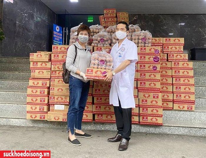Mỳ tôm và trứng được chuyển đến Bệnh viện Đa khoa Nông nghiệp dành tặng bệnh nhân có hoàn cảnh khó khăn