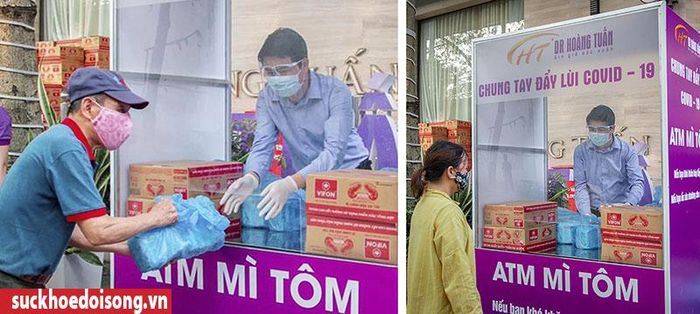 ThS.BS Hoàng Thanh Tuấn phát mỳ tôm và trứng đến tay người dân tại ngõ 487 đường Hoàng Quốc Việt, Cầu Giấy, Hà Nội.