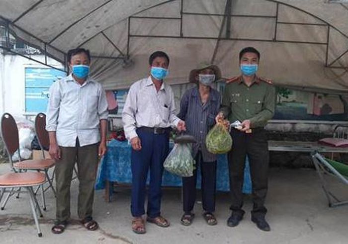Cụ Nguyễn Văn Thái, 89 tuổi, đạp xe mang bầu xanh, rau vườn hỗ trợ bữa ăn tại cơ sở cách ly.