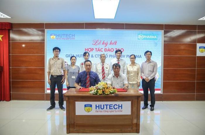  Hutech ký kết hợp tác với Công ty Cổ phần BV Pharma. 