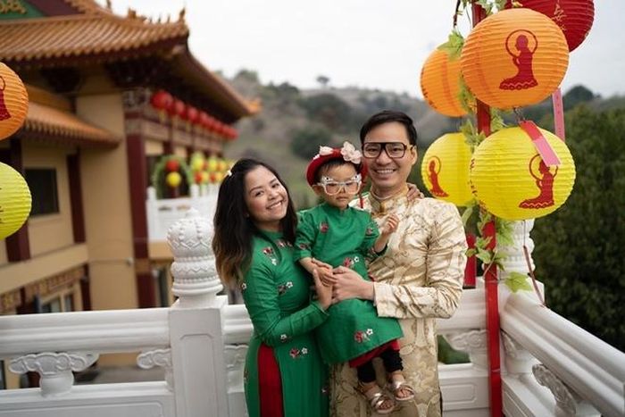 Ca sĩ Đình Bảo và bà xã về Việt Nam vào đầu tháng 2. Khi trở về Mỹ, dịch bệnh đang bùng phát, vì vậy, nam ca sĩ và vợ đã tự cách ly tại nhà. Trong 2 tuần, cả hai nhìn con qua cửa kính nhưng không được bế ẵm con nên cảm thấy vô cùng nhớ thương.