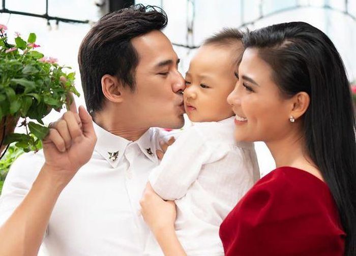 Thúy Diễm cũng mới trở về bên chồng và con trai Bảo Bảo sau 6 tháng đóng phim ở Bình Thuận. Khi hoàn thành cảnh quay cuối cùng, cô tiếp tục tự cách ly thêm vài ngày mới về TP.HCM. Nữ diễn viên cho biết gặp lại con sau thời gian dài, cậu bé hơn một tuổi đã không nhận ra mẹ. "Sau gần một ngày, tôi bế ẵm, chăm sóc, Bảo Bảo mới nhận ra mẹ", cô nói.