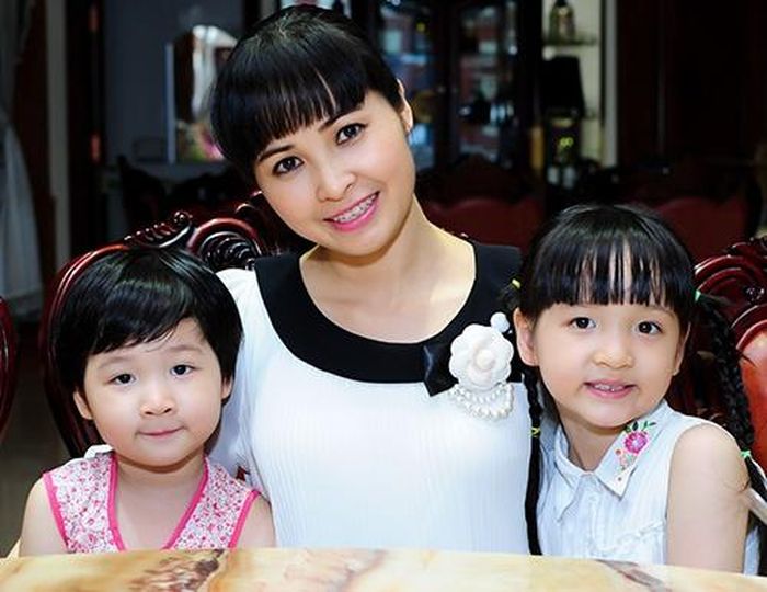 Ca sĩ Trang Nhung cũng cách ly tại nhà, không gặp các con trong 14 ngày. Chị cho biết đầu tháng 3 phải di chuyển nhiều bằng máy bay, vì vậy, để đảm bảo an toàn cho 3 con, nữ ca sĩ phải tự cách ly. Suốt 14 ngày tự cách ly, chị ở một mình trên tầng 3 của căn nhà, tự dọn dẹp nhà cửa, sắp xếp lại giấy tờ, phòng ốc, tập thể dục. Nữ ca sĩ kể nhớ các con rơi nước mắt nhưng vẫn không thể ra khỏi phòng. Sau 14 ngày, chị cùng các con mua gạo, nhu yếu phẩm tặng người nghèo.