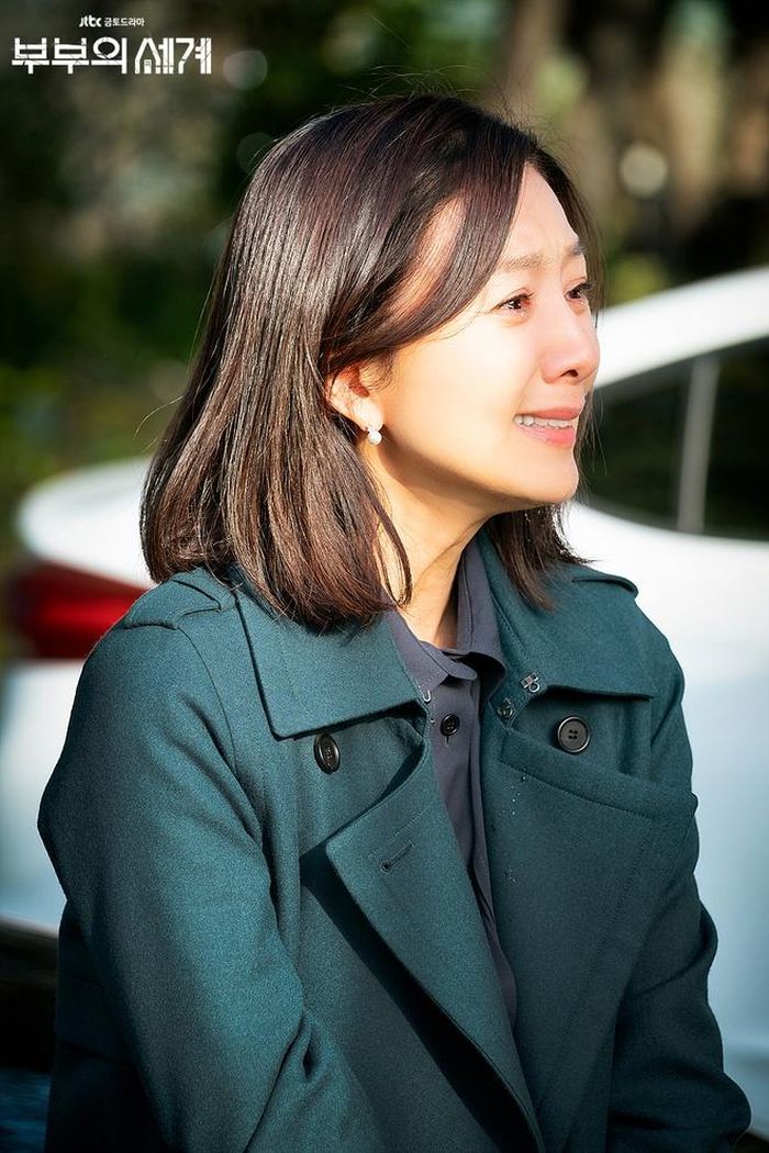 Màu sắc trang phục của Kim Hee Ae là các gam màu trung tính hay sắc thái trầm. Sự thanh lịch, sang trọng của nữ diễn viên đến từ cách cô phối áo khoác dáng dài có sự ăn nhập màu sắc với áo sơ mi đi kèm bên trong như xanh cổ vịt cùng tông xám đậm. 