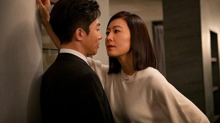 Đôi lúc, nữ diễn viên cũng diện các thiết kế ôm sát cơ thể vừa đủ, khoe khéo vóc dáng gợi cảm đi kèm phụ kiện ngọc trai thể hiện vẻ thanh lịch của phụ nữ trung niên. 