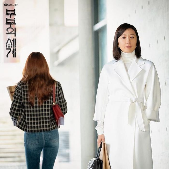  Những phân cảnh ngoài xã hội, Kim Hee Ae lại biết cách thể hiện hình ảnh người phụ nữ điềm tĩnh, mạnh mẽ trong kiểu đồ mang đậm tinh thần menswear với áo khoác dáng dài độn vai nam tính đi kèm trang phục đồng điệu màu sắc. 