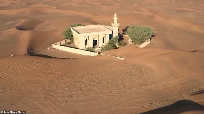  Ngôi làng không được xem là một điểm du lịch khi tới Dubai. Tuy nhiên, nhiều người đang tìm đến đây mỗi ngày để trải nghiệm cảm giác rùng rợn, bí ẩn. Chính quyền địa phương chưa có kế hoạch khai thác Al Madam như một điểm đến cho du khách. Do đó, một số người địa phương lo ngại nhiều khách ghé thăm sẽ phá hoại địa điểm này nếu không được kiểm soát. 