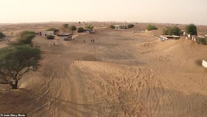  Để tìm hiểu nguyên nhân thật sự biến Al Madam thành "làng ma", Quỹ nghệ thuật Sharjah (SAF) đã thực hiện một cuộc khảo sát vào năm 2018. Một người đàn ông khẳng định lấy vợ là người làng Al Madam cho biết nơi này được xây từ những năm 1970. Người này tiết lộ những cơn bão cát liên tiếp khiến người dân không thể ổn định cuộc sống ở đây. 