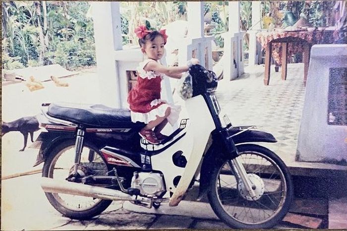 Hình ảnh đáng yêu lúc nhỏ của Angela Phương Trinh. 