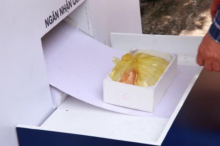 Chỉ cần thực hiện thao tác nhấn nút, phần cơm sẽ chạy ra