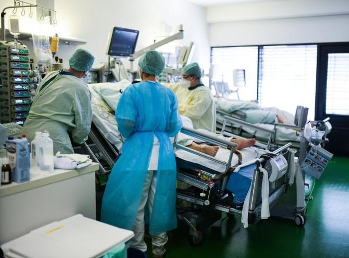 Nhân viên y tế chăm sóc bệnh nhân COVID-19. Ảnh: AFP/ TTXVN