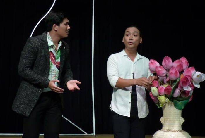 Quốc Thịnh (trái) và Hoàng Ngọc Sơn trong vở “Tiền là số 1”. Ảnh: H.K