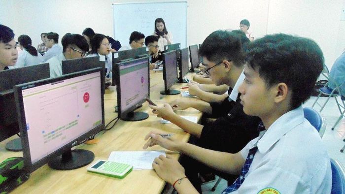 Học sinh Trường THPT Nguyễn Du (quận 10) trong một giờ học online với máy tính trước Tết Nguyên đán 2020