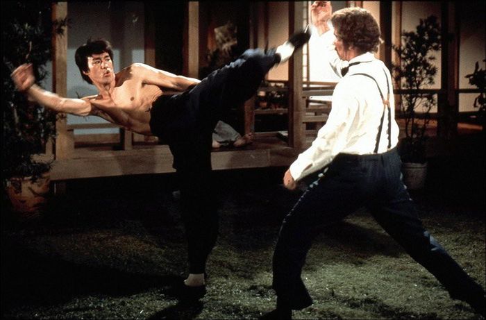 Cao tảo cước với “trùm cuối” trong phim Tinh võ môn (Fist of Fury - 1972)