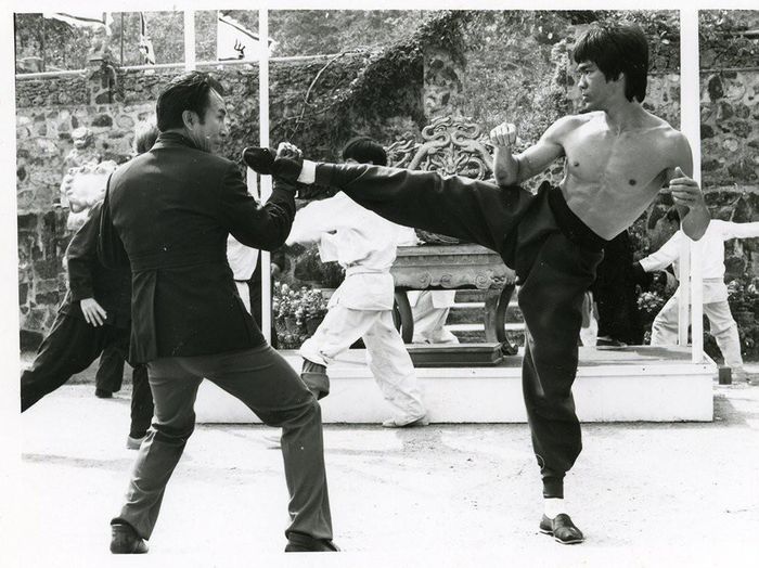 Tiền cước chặn đứng Han trong phim Long tranh hổ đấu (Enter the Dragon - 1973)