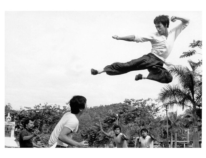 Phi cước trong phim Đường Sơn đại huynh (The Big Boss - 1971): Lý Tiểu Long đã tung ra cú phi cước tuyệt đẹp, thậm chí bay cao hơn đầu đối thủ.