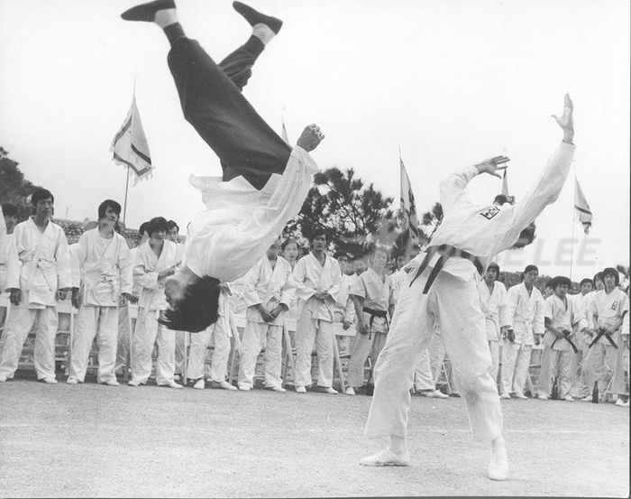 Cú đá lộn ngược trong phim Long tranh hổ đấu (Enter the Dragon - 1973)