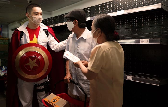 Minh Beta và ê kíp trong trường quay MV “Việt Nam ơi đánh bay COVID”. Ảnh: QUANG MINH