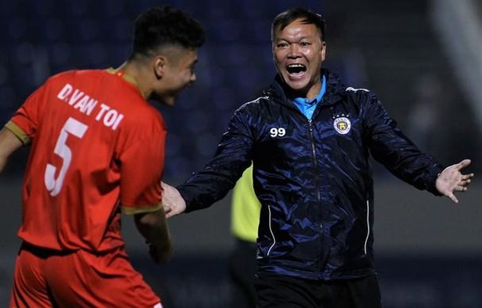 HLV Dương Hồng Sơn từng là người gác đền xuất sắc của SLNA. Ảnh: Zing