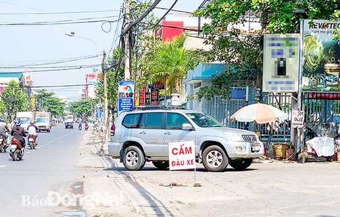 Một cây xăng trên đường Phạm Văn Thuận (P.Tân Tiến, TP.Biên Hòa) đặt biển cấm đậu xe trên vỉa hè