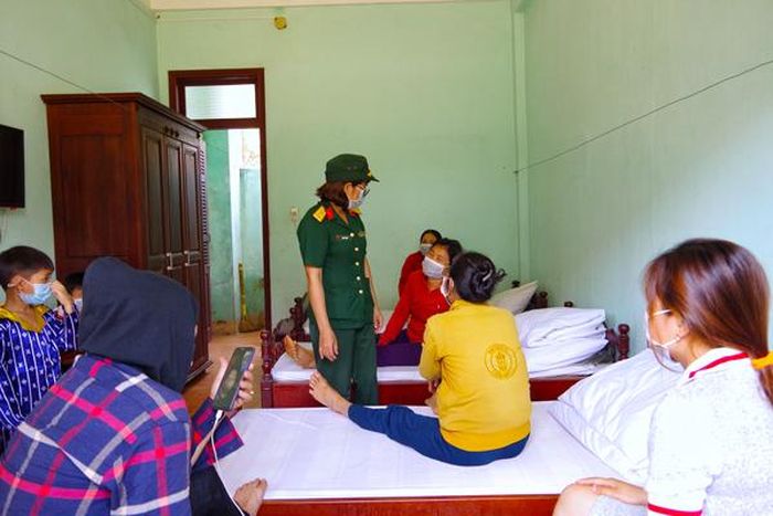 Đại úy Ksor H' Chiêm đang nhắc nhở các công dân cách phòng chống dịch. Ảnh: M.C