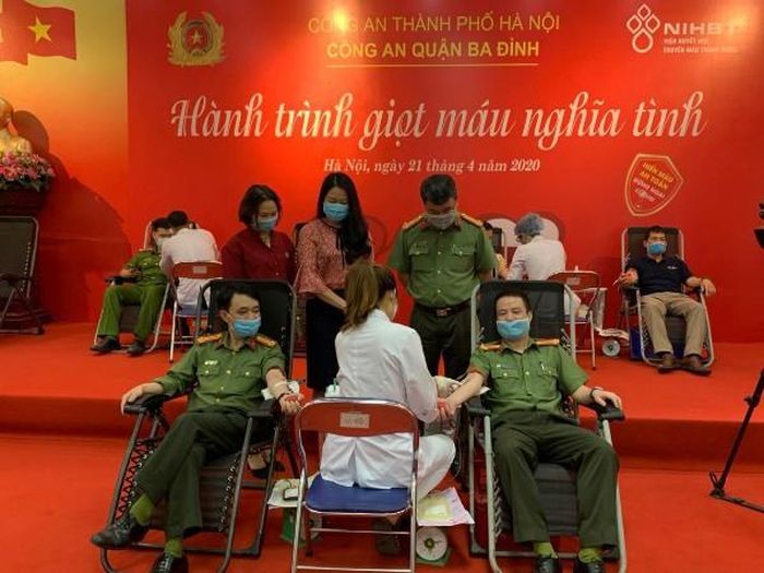 Các đồng chí trong Đảng ủy, BCH CAQ tham gia hiến máu