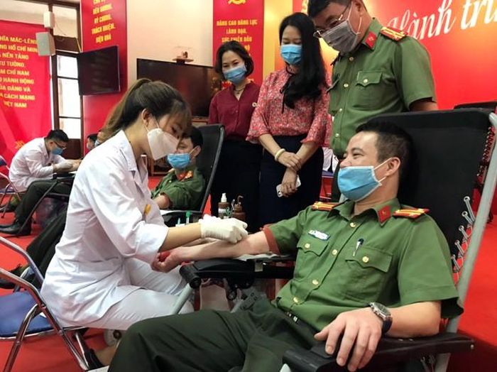Trung tá Phạm Hải Thắng tham gia hiến máu