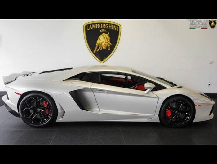  So với Lamborghini Aventador Roadster, Aventador Coupe tiết kiệm nhiên liệu hơn, tuy nhiên mức tiêu hao năng lượng trung bình của siêu xe này vẫn ở mức cao 18,1 lít/100 km 